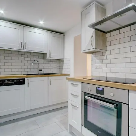 Modern 3 Bedroom In *